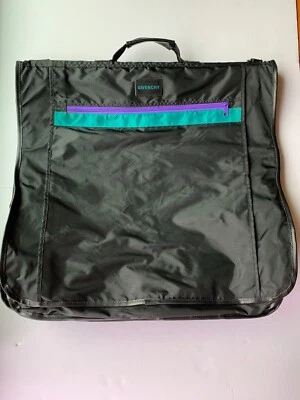 Bolso Traje Ropa Viaje Givenchy Color Negro con Rayas Verdes y Cremallera Púrpura Foto 1 de 4