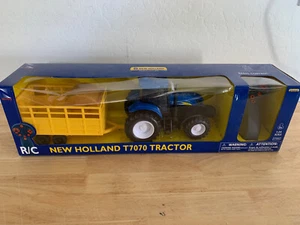New Ray 88555 New Holland T7070 Trator and Trailer - Clearance 10032 - Picture 1 of 1