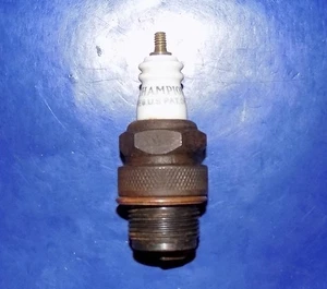 Vintage/Antique CHAMPION 1-COM Spark Plug - Hit & Miss, Auto, Truck - Picture 1 of 4