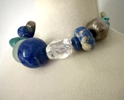 СКАЗОЧНЫЙ КОРЕНАСТЫЙ ДРАГОЦЕННЫЙ КАМЕНЬ ОЖЕРЕЛЬЕ. ЛАЗУРИТ, БИРЮЗА, СЕРЕБРО, ГОРНЫЙ ХРУСТАЛЬ - Изображение 1 из 4