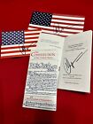 Le nageur médaillé d'or olympique américain Michael Andrew signé Constitution et drapeaux américains
