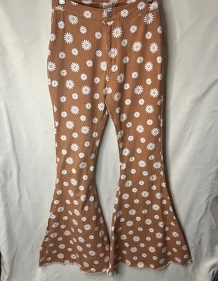 Pantalones de mezclilla Altar’d State pequeños margarita flor campana parte inferior acampanados boho hippie Foto 1 de 4