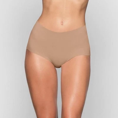 SKIMS Nuevo! Pantalón corto beige corte libre tiro medio de Kardashian nuevo con etiquetas 2X Foto 1 de 4
