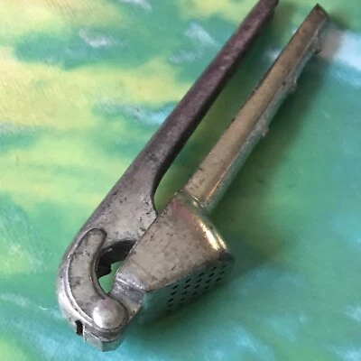 Prensa de ajo de aluminio fundido vintage de metal sin marca hecha en Taiwán Foto 1 de 4