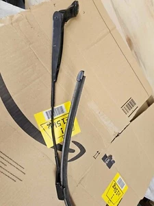 Fiat 500 abarth Left Passenger Nearside Front Wiper Arm Blade Mk1 2013 - Picture 1 of 2