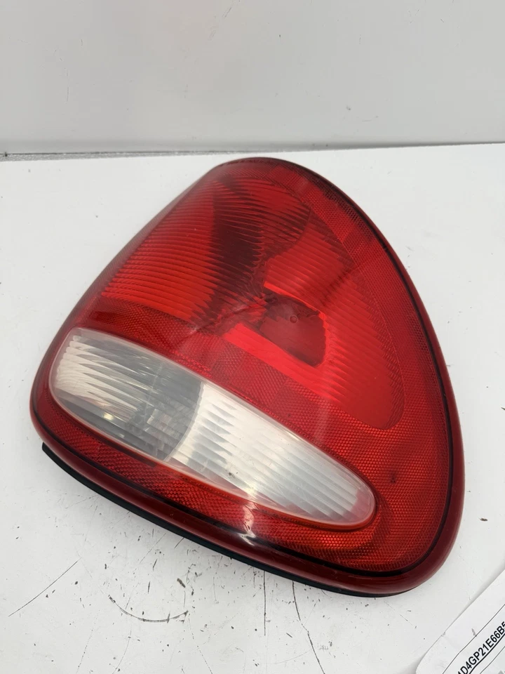 Lanterna traseira lateral direita fabricante de equipamento original Dodge Caravan 2004 - 2007 - Imagem 1 de 4