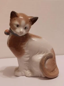Brown & white cat with bell Figurine, by Nao,dated 1984, in excellent condition - Picture 1 of 5