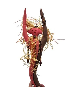 Bambola scultura morbida spirito Susan Spohn vintage con perline firmata arte da parete - Foto 1 di 5