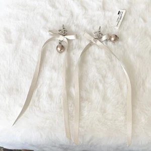 NEW NWT Chanel Silver Tone Pink Pearl Dangle Ribbon Bow CC Logo Earrings - Picture 1 of 8