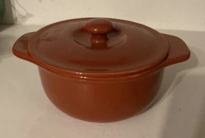 CHANTAL Covered Baking Casserole Vegetable Dish 1.25 Qt w/Handles PAPRIKA  Mint! - Picture 1 of 6