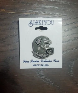 De colección Raiders Oakland, Los Ángeles, Las Vegas NFL Fútbol SF16 Casco Sombrero Prendedor - Imagen 1 de 4