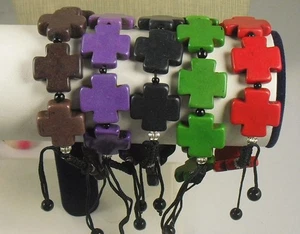 Lote de 5 pulseras de cuentas en forma de cruz/negro, café, rojo, verde (y417-w5) - Imagen 1 de 2