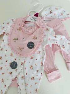Newborn BNWT Baby Girl Clothes 5 Piece Set Sleepsuit Set - Pink White Floral - Picture 1 of 10