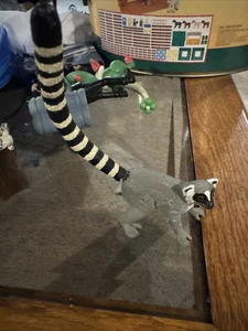 Safari Ltd RING TAILED LEMUR Tierfigur 1999 - Bild 1 von 6