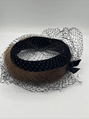Chapéu fascinador de pele de vison vintage Evelyn Varon arco de rede de veludo chapéu meados do século - Imagem 1 de 4