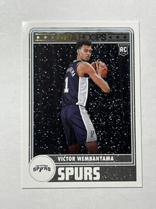 2023 NBA Hoops Holiday Victor Wembanyama Rookie Tribute #298 San Antionio Spurs - Foto 1 di 3