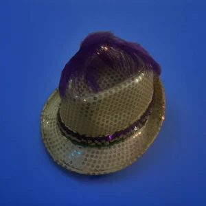 FEDORA MARDI GRAS Gold SEQUIN WITH PURPLE FEATHER SIZE 58 CM - Picture 1 of 2