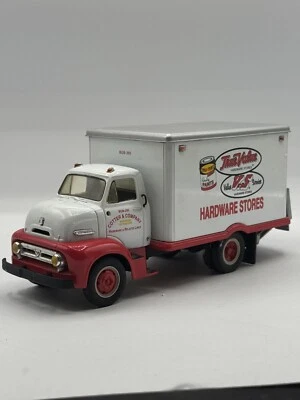 Camión Ford C-600 1953 recto. 1:34. First Gear. Hardware Die-Cast True Value Foto 1 de 4