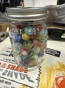 Barattolo da muratore a sfere in vetro pieno di alcune biglie di colore assortito - Foto 1 di 1