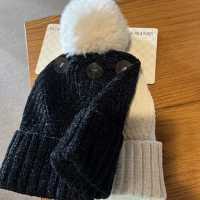 Gorros para mujer Nine West Un gorro blanco y un sombrero negro Foto 1 de 4