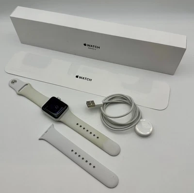 Apple Watch Series 3, 38 mm Estuche de Aluminio Plateado, Banda Deportiva Blanca GPS y Wifi Foto 1 de 4