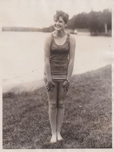 Foto de prensa de 1926 Leggy Socialite Natalie Hess modelos traje de baño en Nueva York - Imagen 1 de 2