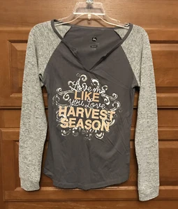 Camiseta John Deere PEQUEÑA L/S Raglán "Love Me Like Harvest Season" Top Gris 581 - Imagen 1 de 5