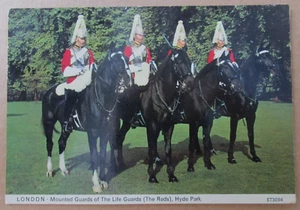 AK/Post Card "WACHEN ZU PFERD DES KÖNIGINNENHAUSES (THE REDS)" - '70 - Bild 1 von 2