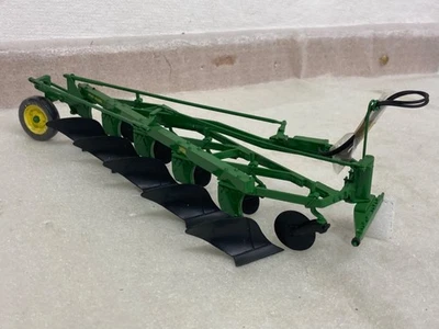 1/16 scale Ertl 5763 P/C no6 John Deere F145H 5F Plough plow Tractor tracteur - Image 1 of 4