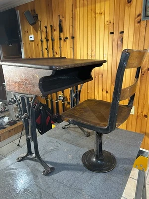 Escritorio y silla antiguos Chandler “The Boston” de hierro fundido altura ajustable para estudiantes Foto 1 de 4