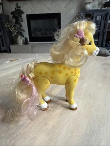 Bandai Strawberry Shortcake Strawberryland Fillies Yellow Pony Honey ohne Sattel - Bild 1 von 6