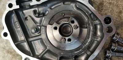 04-08 YAMAHA R1, 06-15 FZ1 y FZ8 CUBIERTA DEL ESTATOR EXTERIOR COJINETE DEL VOLANTE DEL MOTOR -OEM Foto 1 de 2