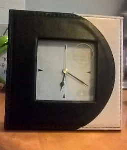14 cm QUADRATISCH GEBUNDENES LEDER BILDERRAHMEN STIL QUARZUHR (UNSERE REF5R) - Bild 1 von 1