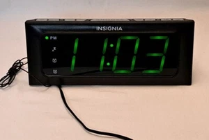 Insignia NS-CLOPP2 AM/FM Radio Alarm Clock WORKS Electric/Battery  SALE! - Picture 1 of 8