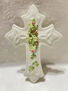 Belleek Keramik-Irland-weiß/rote Beeren/grüne Stechpalme&Kleeblätter-verziertes Wandkreuz - Bild 1 von 6