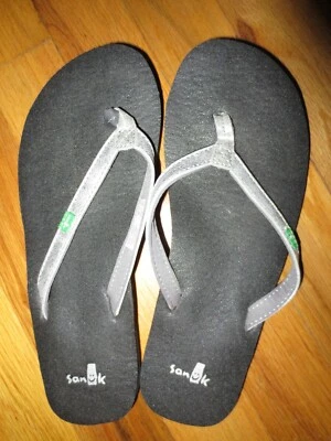 Chanclas para mujer Sanuk Yoga plateadas talla 6 muy buen estado Foto 1 de 3