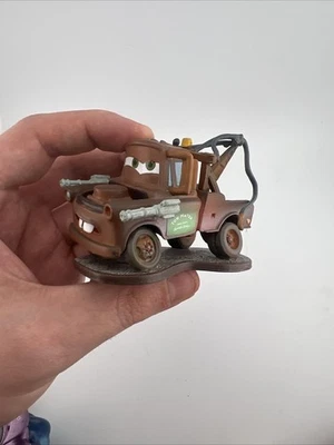 Figura de PVC Cake Topper DISNEY CARS PIXAR TOW MATER ON STAND USADA Foto 1 de 3