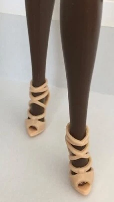  ZAPATOS DE TACÓN ALTO BARBIE SIGNATURE FAN CLUB MODELO MELOCOTÓN PÁLIDO MUSA SILKSTONE Foto 1 de 2