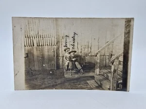 Antigua postal RPPC foto real 2 niños 4 ruedas carro juguete principios de 1900  - Imagen 1 de 2