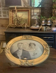 Antigua foto convexa enmarcada en vidrio burbuja madera dorada ornamentada tintada boda pareja - Imagen 1 de 24