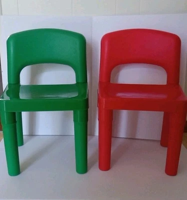 Juego de 2 sillas infantiles de plástico para escuela, guardería, hogar, interior, rojo y verde  Foto 1 de 4