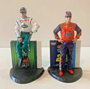 DUE (2) FIGURE NASCAR 7 POLLICI AUTENTICHE MOTORSPORTS SU BASI, BELLE - Foto 1 di 2