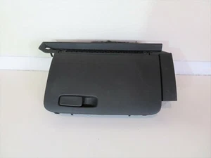 GUANTERA COMPARTIMENTO ALMACENAMIENTO SALPICADERO AUDI A1 SE 2011 TDI 8X2857035A - Imagen 1 de 4