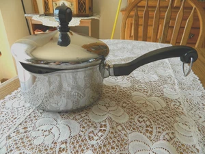 Farberware 1 Qt. Casseruola in acciaio Stainess con 2 beccucci e coperchio - usata in ottime condizioni - Foto 1 di 10