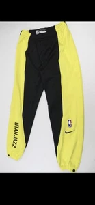 Nike Jordan Utah Jazz NBA Pantaloni Sportivi Uomo Nero e Giallo Taglia 3XL-Alto Raro🔥 - Foto 1 di 5