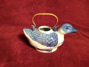 VINTAGE CHINESE Porcelain HAND PAINTED Blue & White DUCK TEAPOP Wrapped Handle - Picture 1 of 9