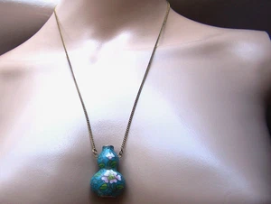 Kleine emaillierte Cloisonne China-Vase als Kette türkis rosa Blütenzweig 3,7 cm - Bild 1 von 5