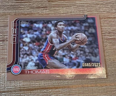 Baloncesto insignia Topps 2025-26 Isiah Thomas dorado/2025 Foto 1 de 2