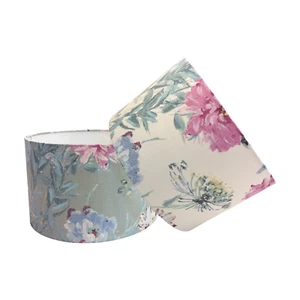 Pantalla de lámpara hecha a mano en el Reino Unido - tela Laura Ashley Cosmos - Imagen 1 de 3
