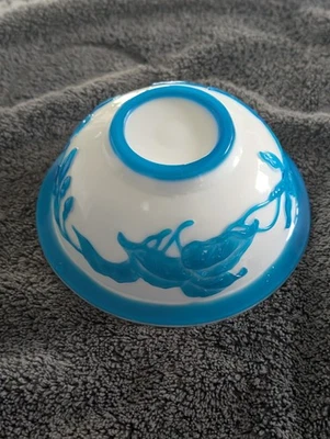  Antiguo cuenco de vidrio de Pekín tallado con superposición azul chino  Foto 1 de 4